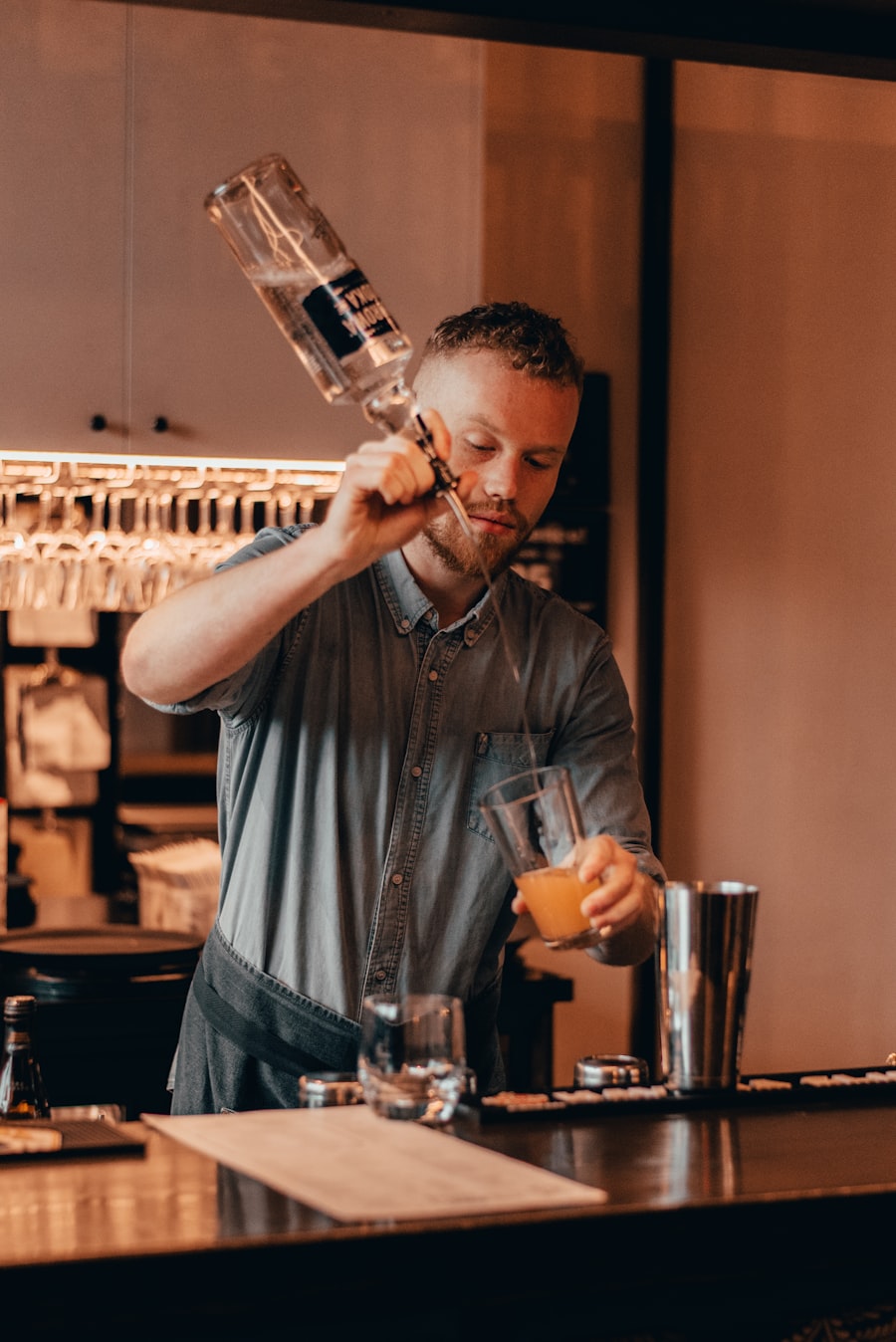 Dono de bar preparando um drinque